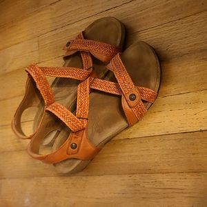 Like new Taos burnt orange size 9-9.5